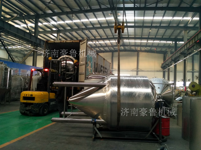 车间工人在搬运华体(中国)