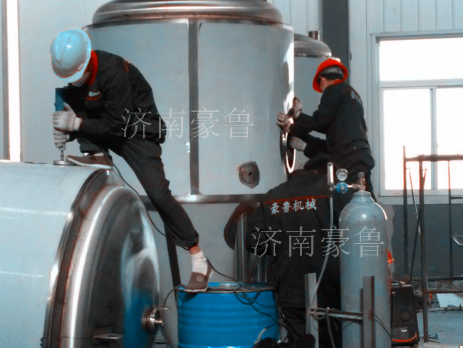 工人正在焊接精酿华体(中国)