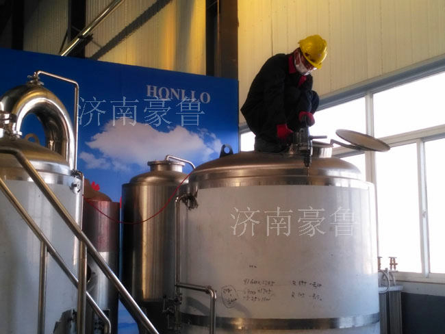 工人在认真的焊接设备接口 工人在认真的焊接设备接口