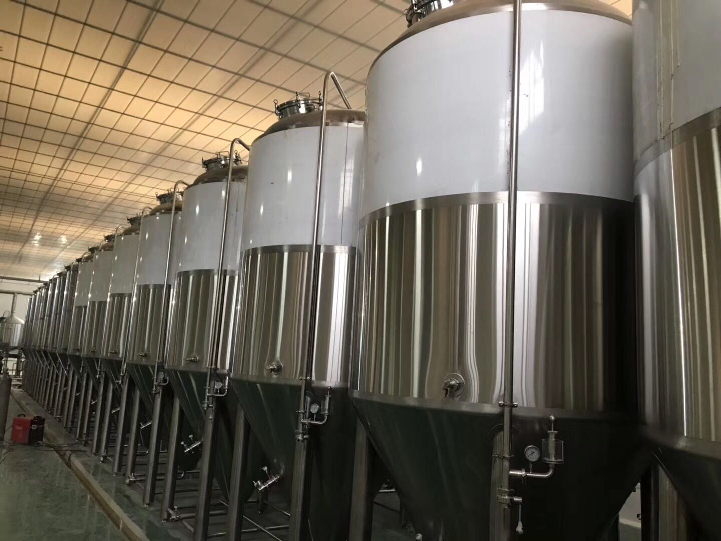 大型华体(中国)发酵罐